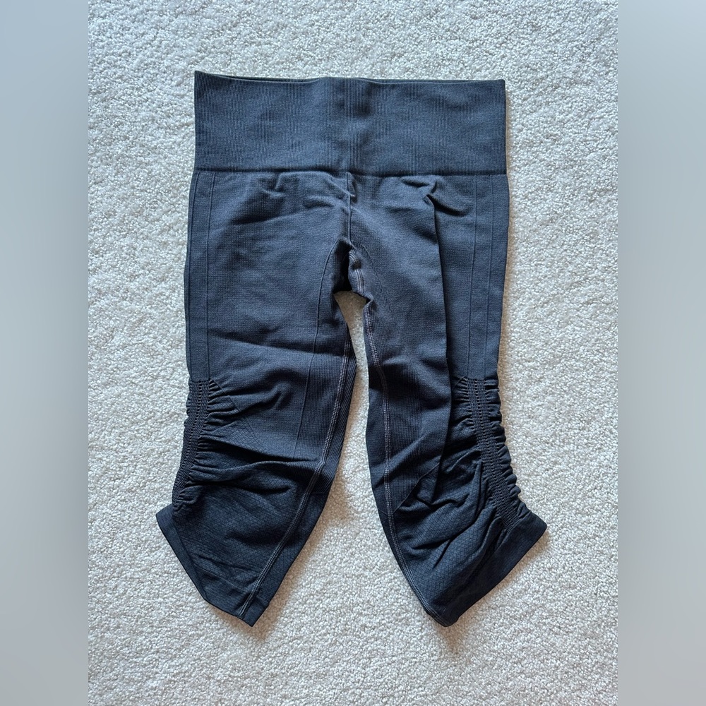 Lululemon In The Flow Crop II Heathered Coal Leggings Size 6